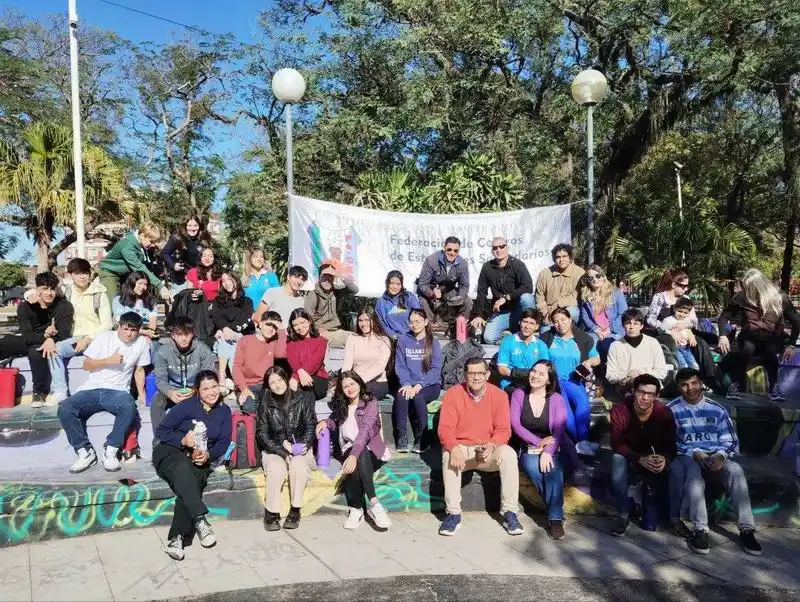Mateada estudiantil en la plaza