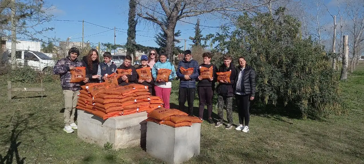 Crespo: estudiantes de la Escuela Integral N.º 11 participaron en jornada de trabajo en el Parque Ambiental