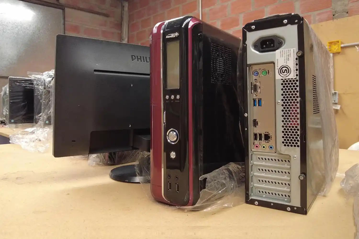 LAR entregó computadoras al Centro de Formación Profesional