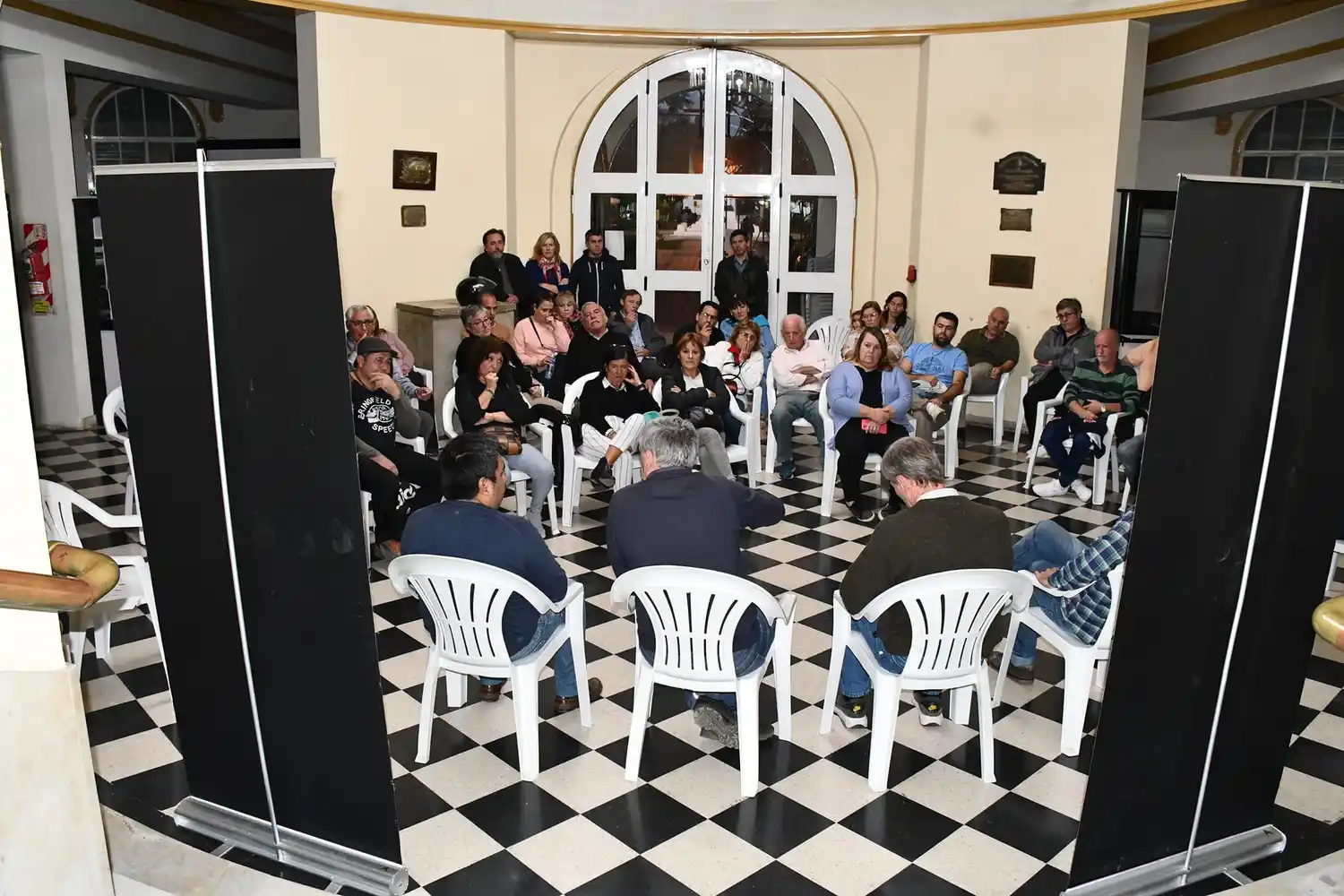 El Intendente confirmó ayer la pavimentación de casi 40 cuadras del barrio Escribano