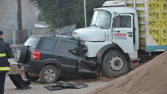 Terrible choque entre una camioneta y un camión en Córdoba: un muerto 