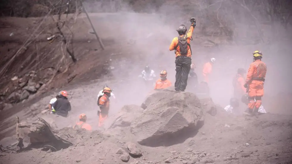 Aumenta a 100 el número de muertos tras la erupción en Guatemala