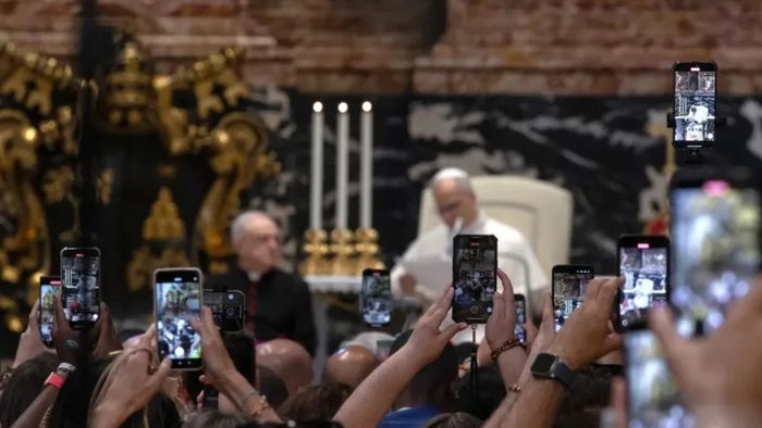 Jóvenes católicos, incluidos “misioneros digitales” e influencers, captan al papa León XIV hablando al final de la misa de esta semana en Roma. María Grazia Picciarella/Middle East Images/AFP/Getty