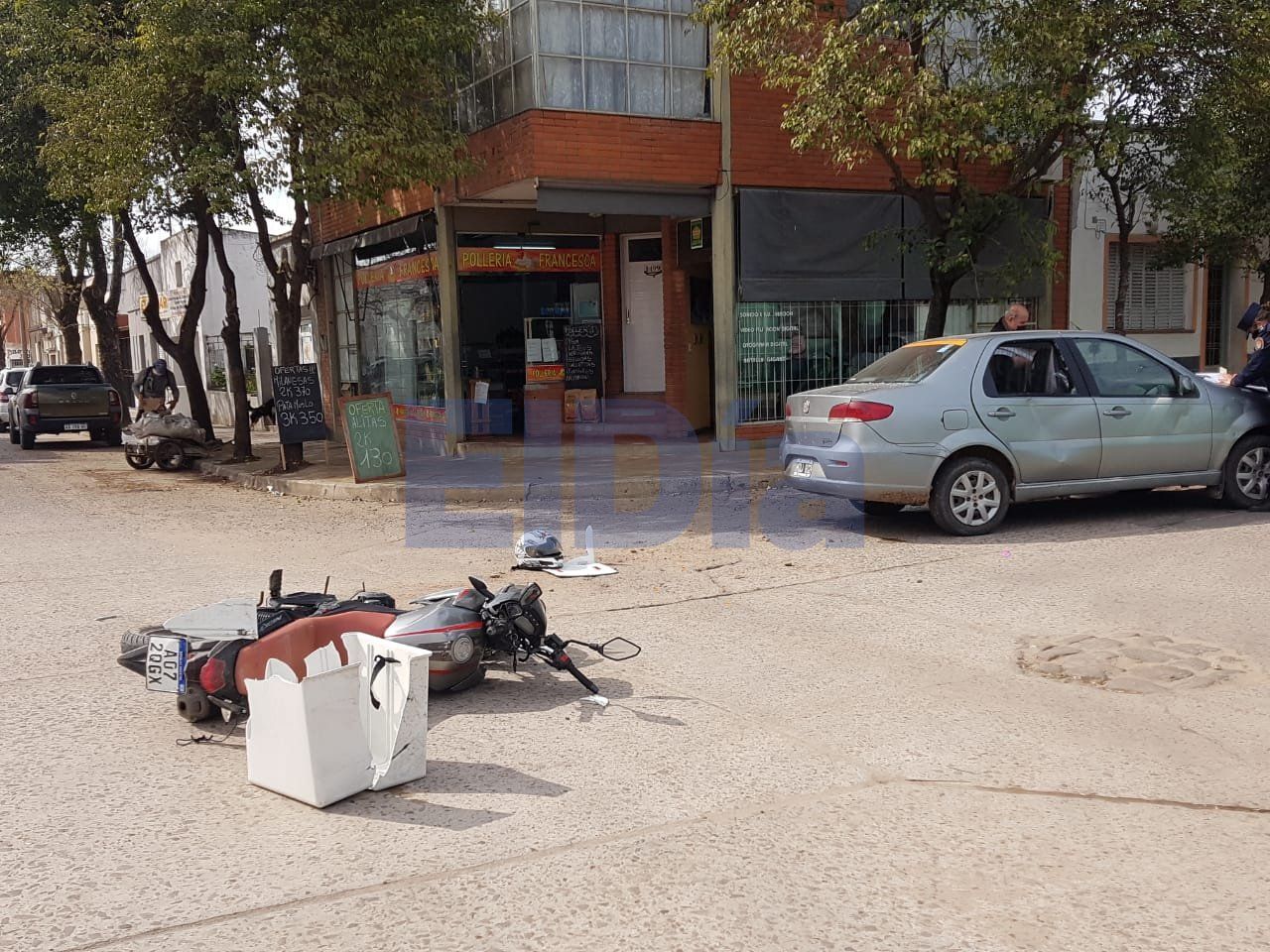 Violento choque entre un cadete y un remis: el motociclista fue hospitalizado