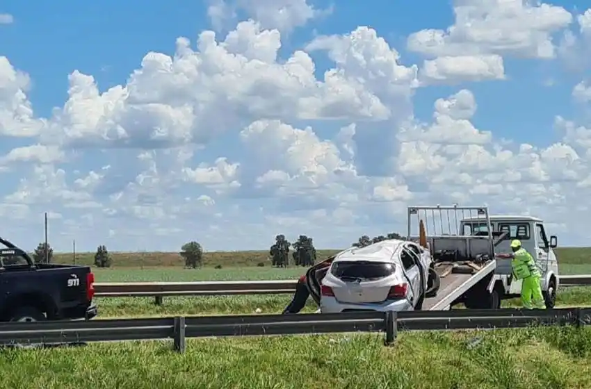 Dos personas heridas tras el vuelco de un auto en la autopista Rosario-Córdoba