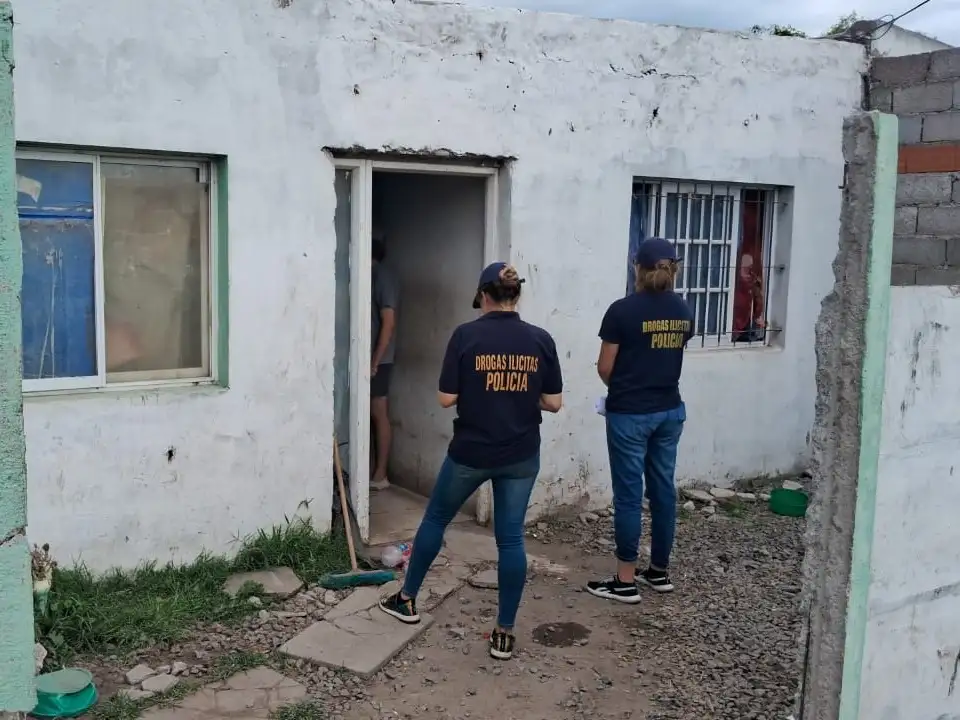 El allanamiento fue realizado por personal de Drogas Ilícitas en una propiedad de La Movediza.