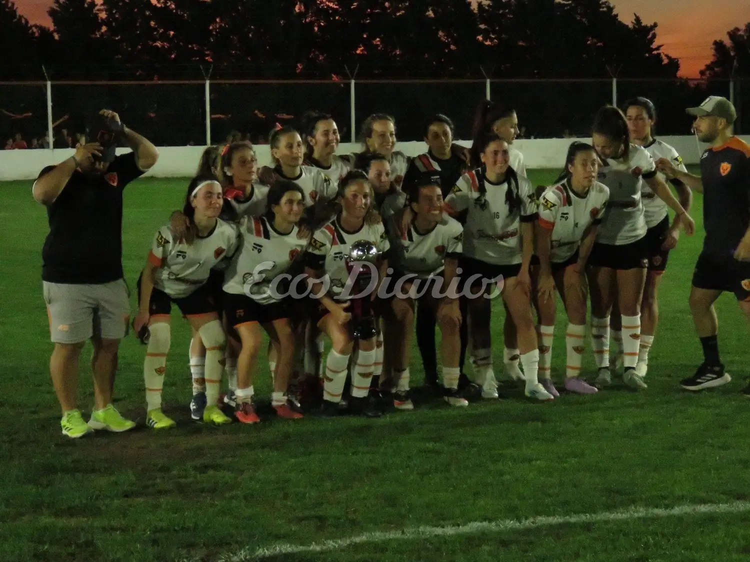 Villa Díaz Vélez con el trofeo del subcampeonato