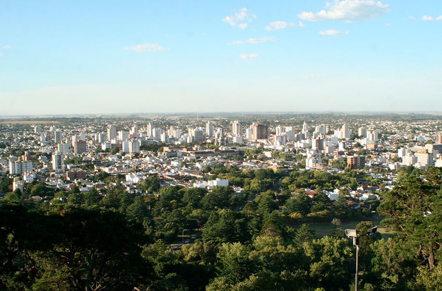 Lunghi firmó contratos para iniciar millonarias obras de infraestructura urbana