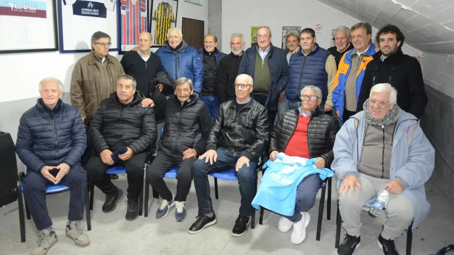 Varios exseleccionados, con el intendente Lunghi y autoridades liguistas.