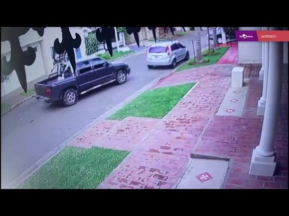 Buscan a conductor de camioneta que chocó a un auto estacionado y fugó