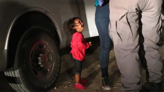 La historia detrás de la foto de la niña inmigrante que llora sin consuelo