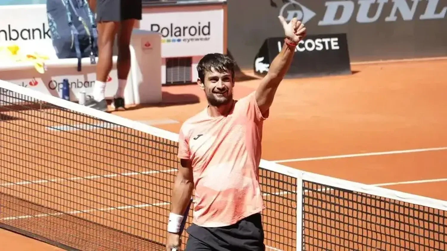 Navone derrotó al "Gigante" Opelka y está en tercera ronda