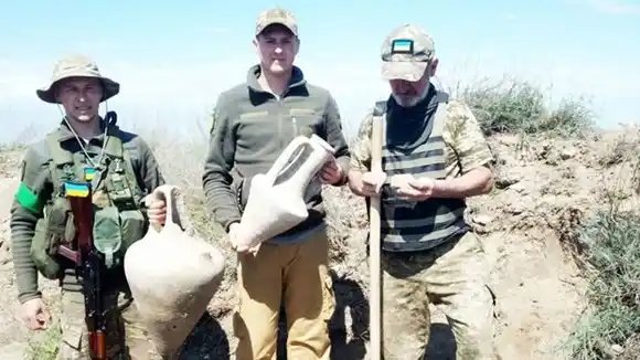 Soldados ucranianos hallan ánforas antiguas al cavar trincheras en Odesa