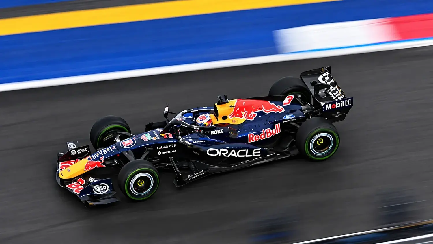 Max Verstappen ganó la Sprint en Singapur tras un caótico final entre los McLaren
