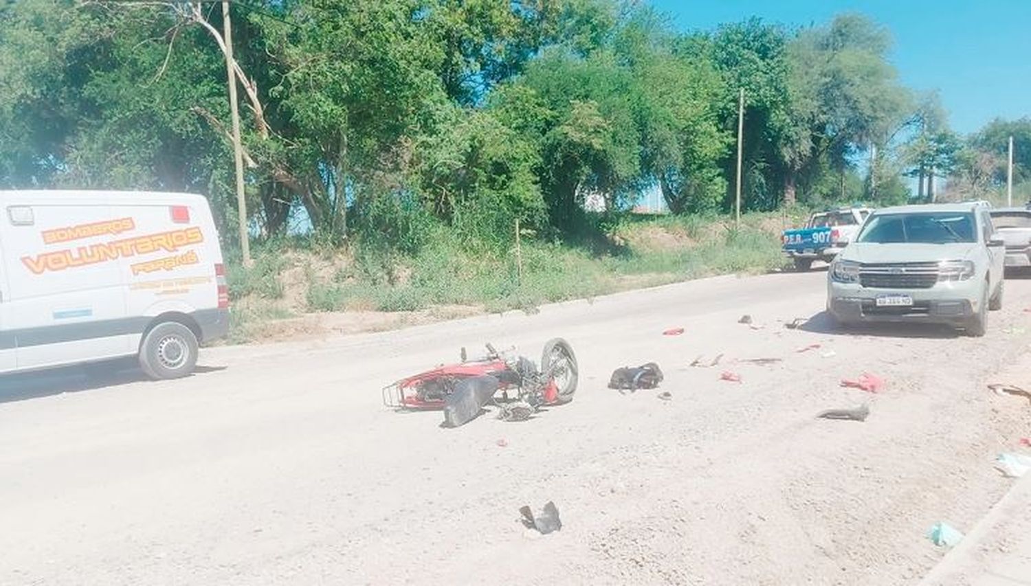 Impactante choque frontal entre una camioneta y una moto quedó grabado por las cámaras de seguridad