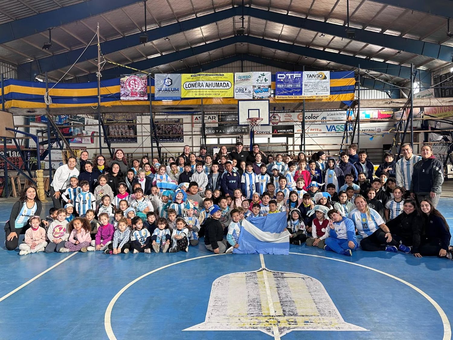 Los niños de la colonia disfrutaron de una jornada lúdica.