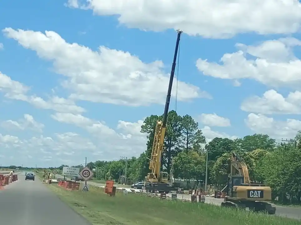 Continúan los trabajos de montaje de un puente peatonal en la Autovía RN Nº 18