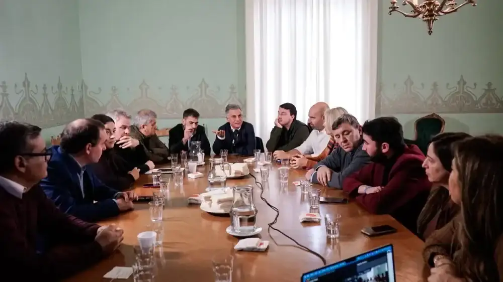 Pareja con el bloque de diputados provinciales de LLA. Gentileza: Agencia DIB.