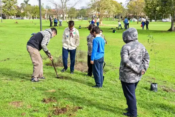 Semana del Árbol: Más de 70 ejemplares de especies nativas se plantaron en Chascomús