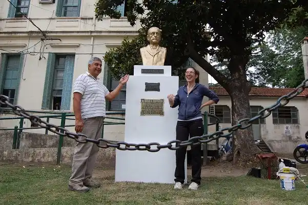 Un grupo de amigos de Facebook restauró el busto de Favaloro