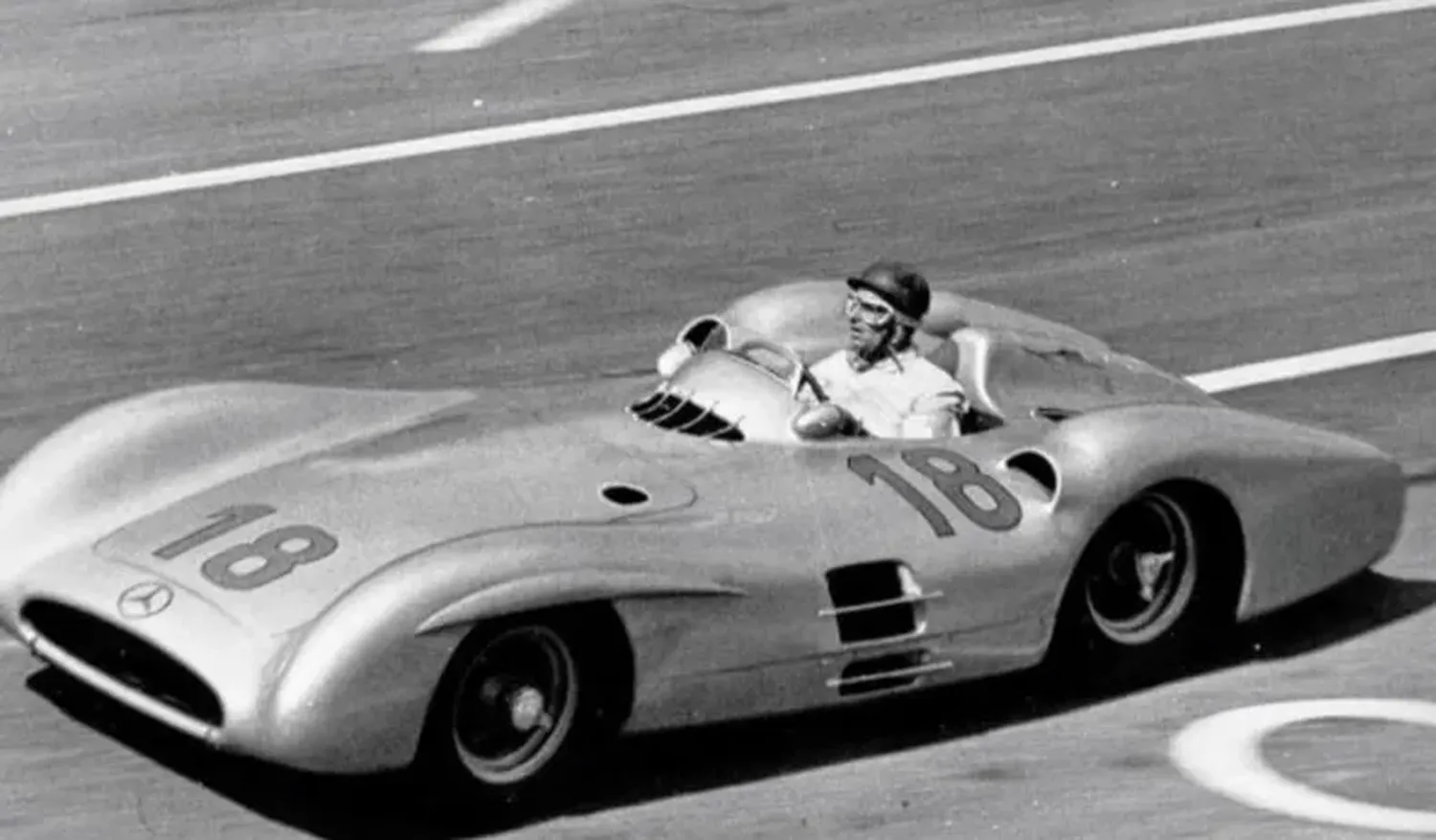 Fangio, manejando el Mercedes.