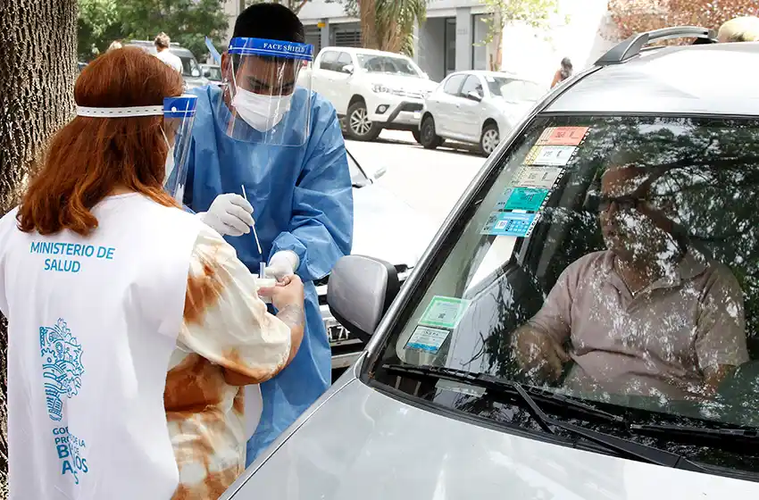Cómo funciona el centro de testeo rápido por coronavirus sin bajar del auto en Mar del Plata