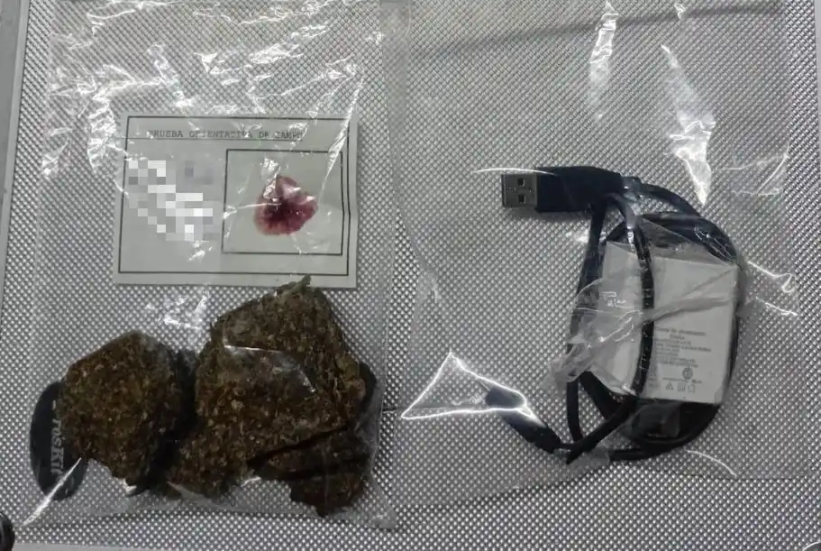 Sorprendieron a un joven sobre los techos en Mitre y Tucumán con trozos de marihuana