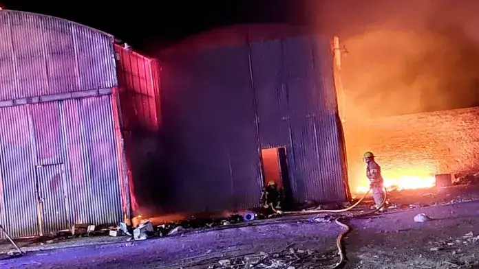Feroz incendio en una planta de Urdinarrain: trabajan varias dotaciones de bomberos