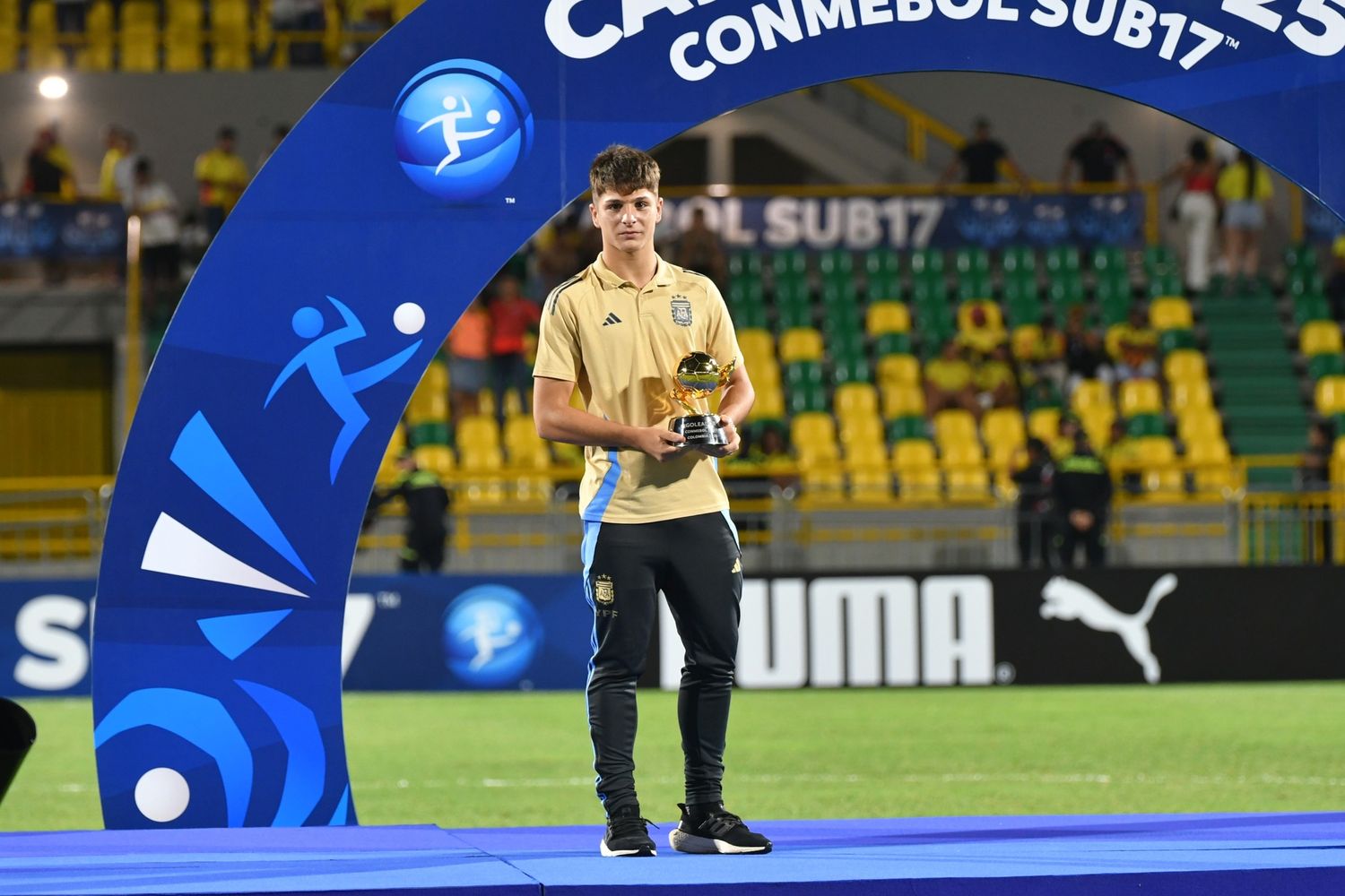 De Martis recibiendo el premio en la ceremonia
