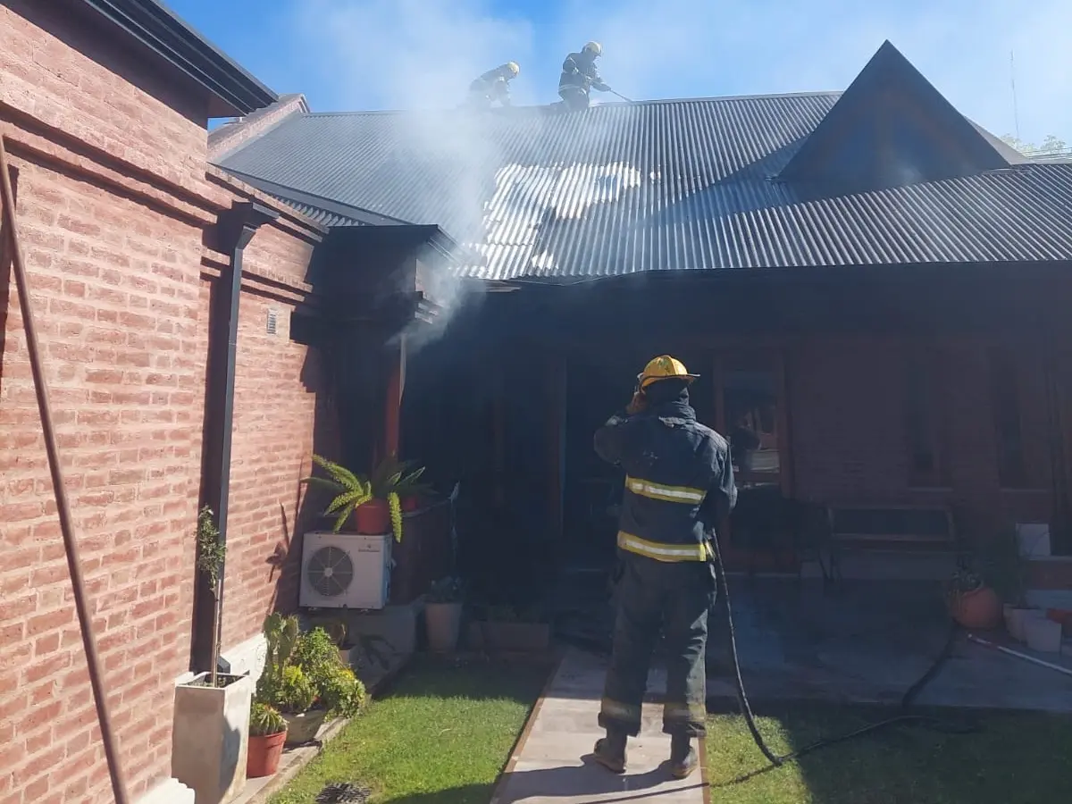 Gran despliegue de bomberos en la región por un incendio en una casa: intervinieron tres unidades