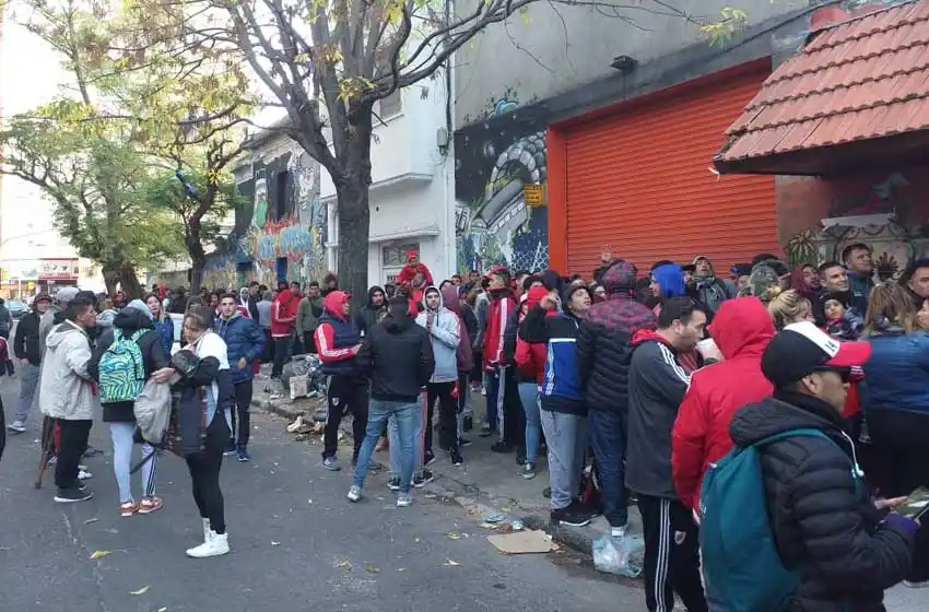 Hinchas de River y una manzana entera de fila para sacar la entrada