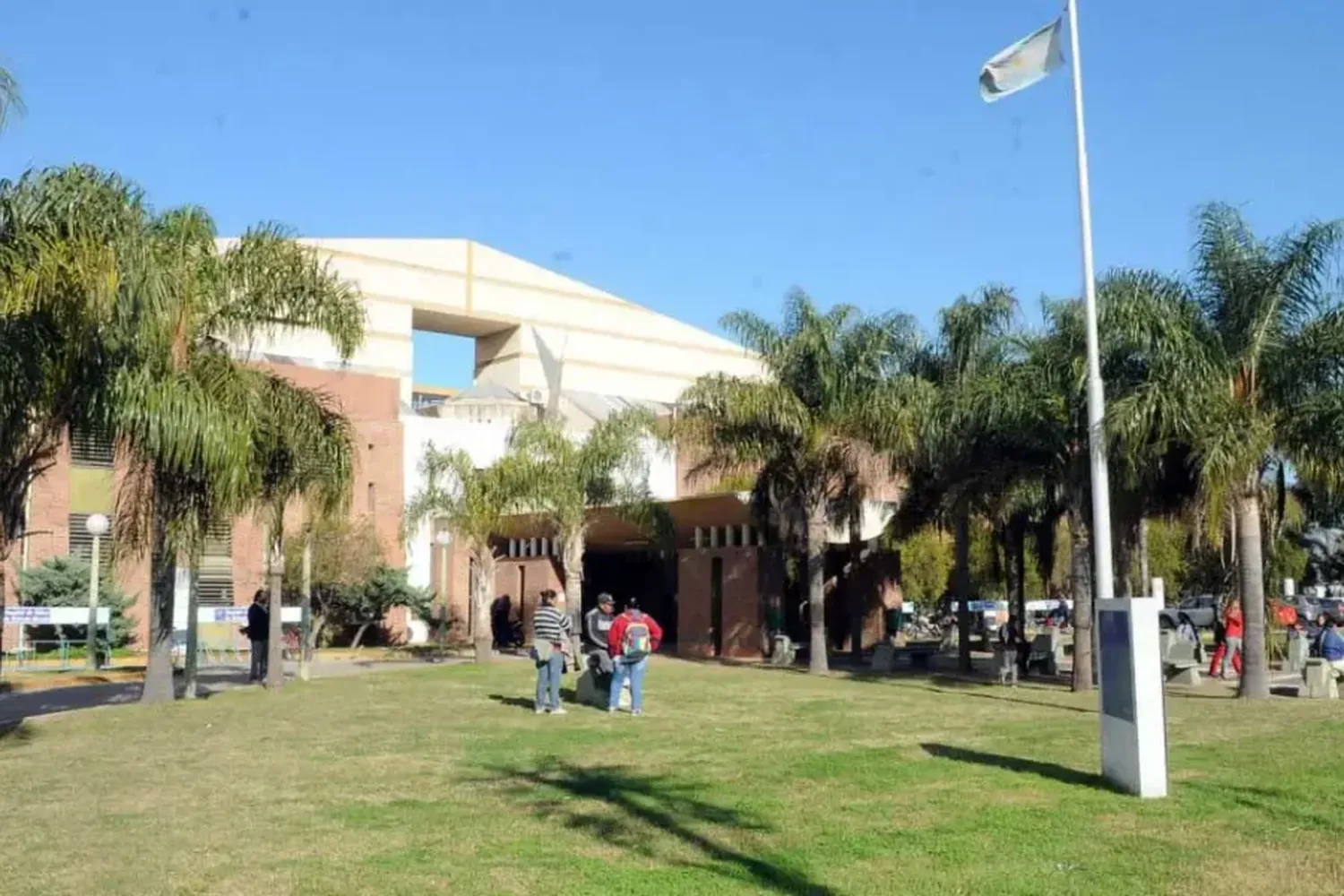 Un nene de dos años jugaba con sus hermanitos y se le cayó encima una máquina sobadora