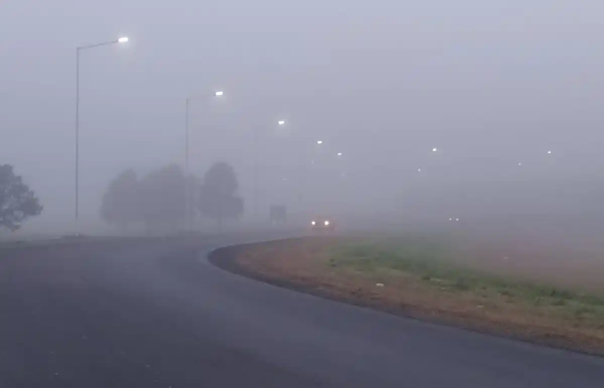 La niebla reduce notablemente la visibilidad.