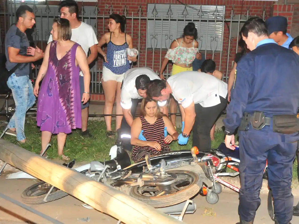 Motociclista lesionada gravemente a causa de la caía de poste