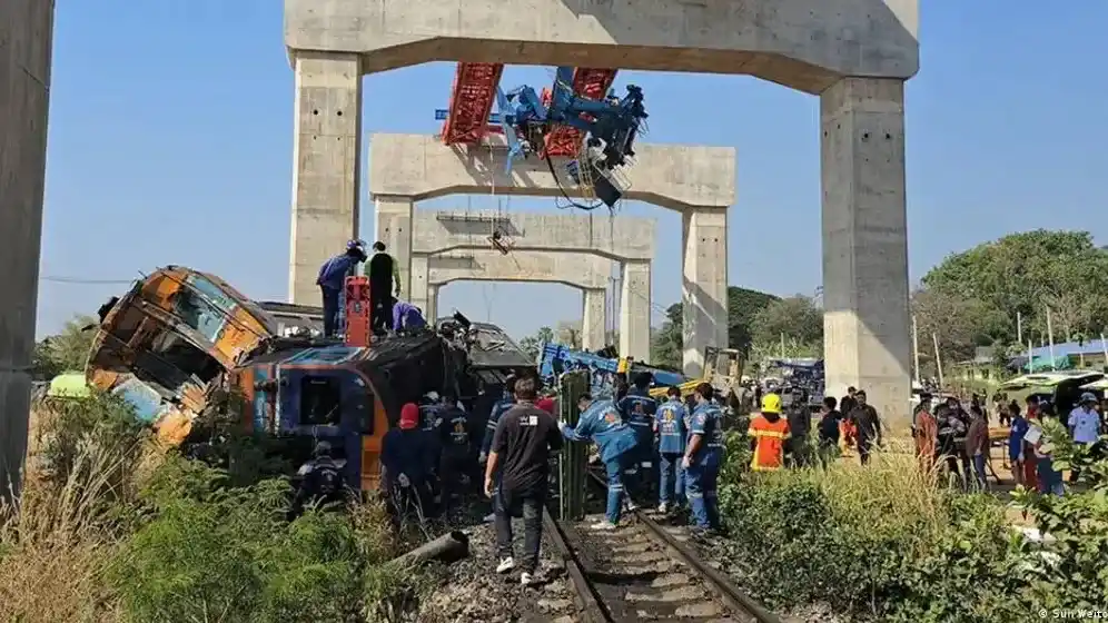 Tragedia en Tailandia: una grúa cayó sobre un tren y dejó al menos 30 muertos