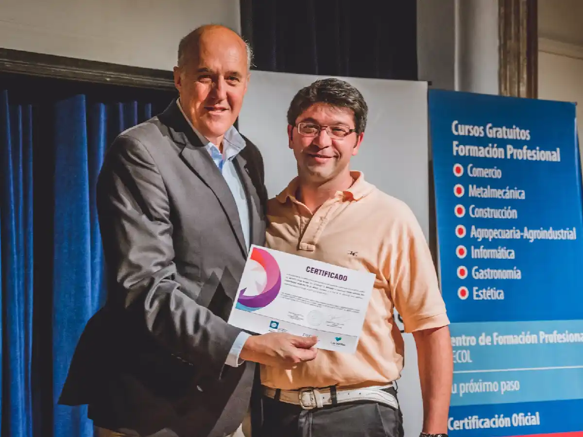 Más de 200 varillenses recibieron certificados de capacitaciones en oficios  