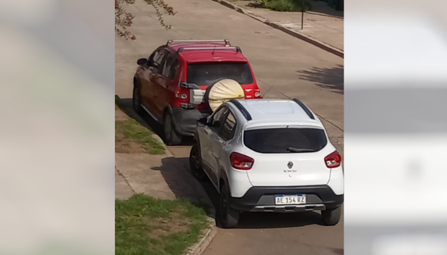 Esquina libre y un auto mal estacionado