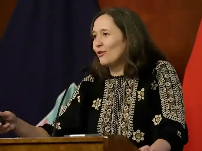 Eugenia Mitchelstein explicó cómo nos influyen políticamente las redes sociales