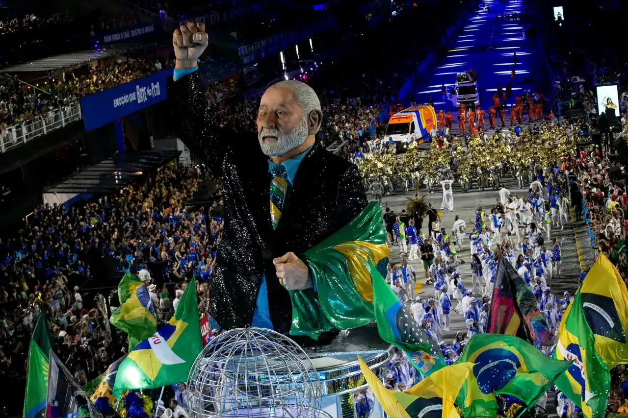 Lula homenajeado en el  Carnaval de Brasil