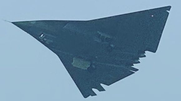 Nuevas imágenes muestran al segundo prototipo del caza furtivo Chengdu J-36, con rediseños en tomas y tren de aterrizaje