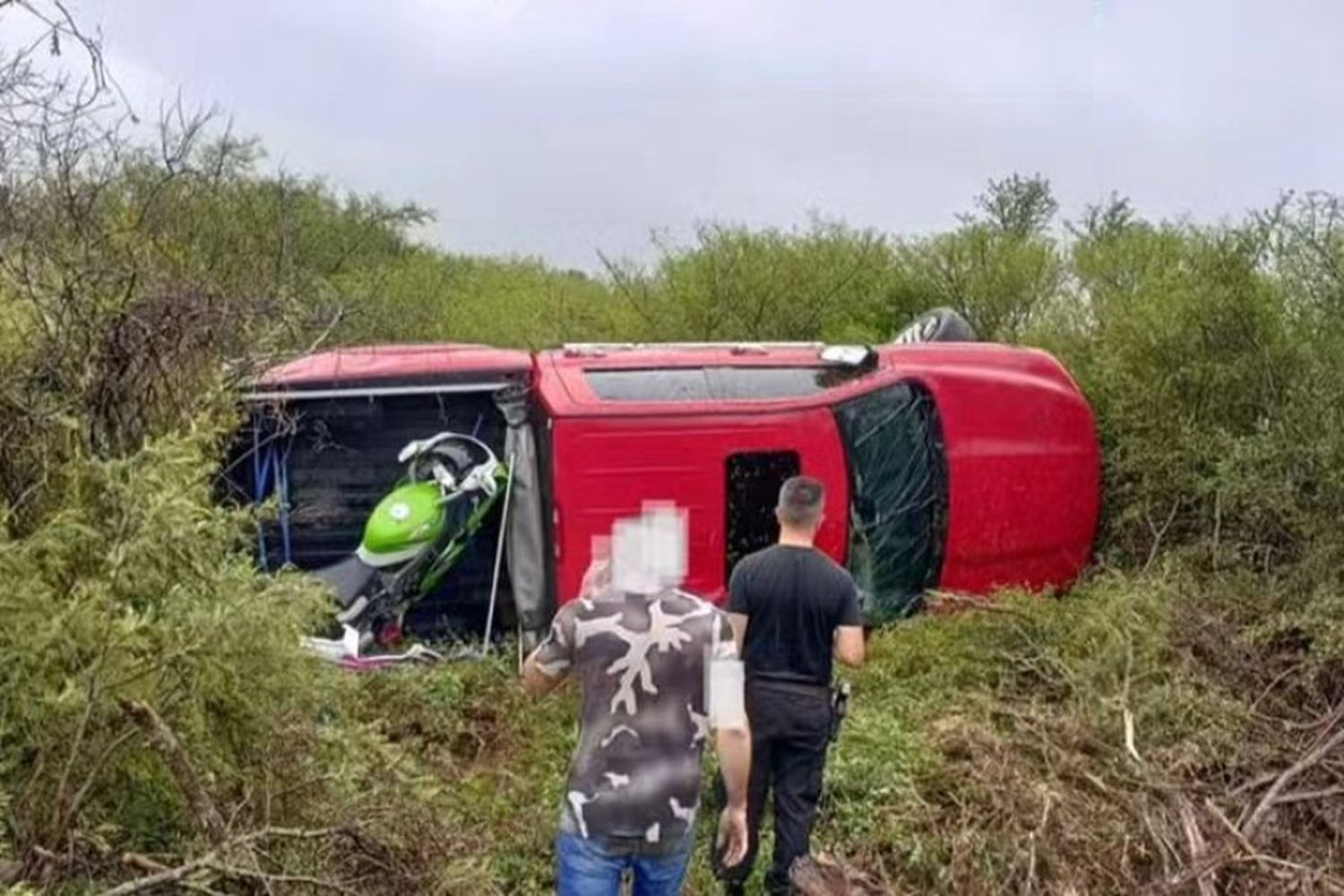 Un hombre perdió el control de su camioneta y volcó en la Ruta Provincial 4