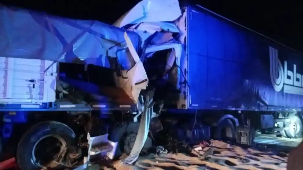 Un camionero quedó atrapado durante dos horas tras un choque en la Autovía 12