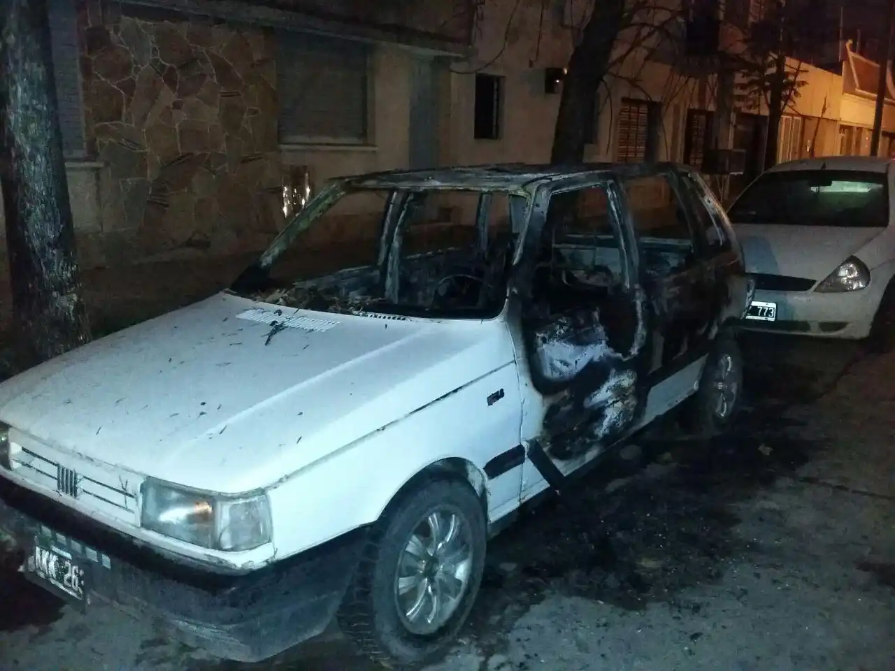 Otro auto quemado en la ciudad