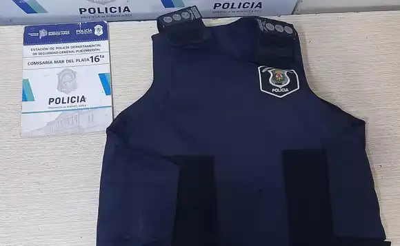 Detenidos por usurpar un domicilio: secuestraron armas de fuego y un chaleco antibalas de la Policía