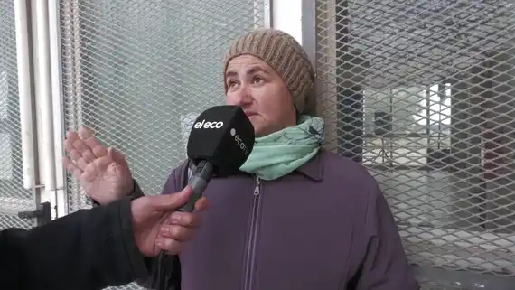 Tres cursos en un SUM: La falta de calefacción afecta las clases en la Escuela 14 del Barrio Arco Iris