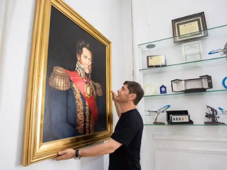 Axel Kicillof, feliz con un cuadro de Juan Manuel de Rosas en su despacho. Foto: Redes sociales