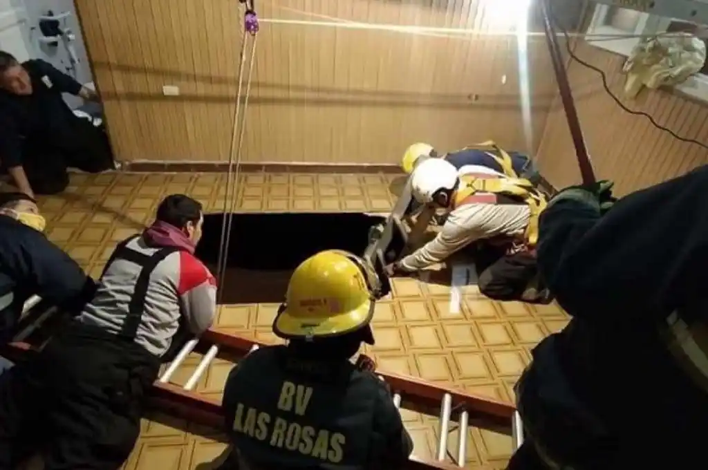 Las Rosas: rescataron a dos mujeres que cayeron en pozo con agua en un geriátrico