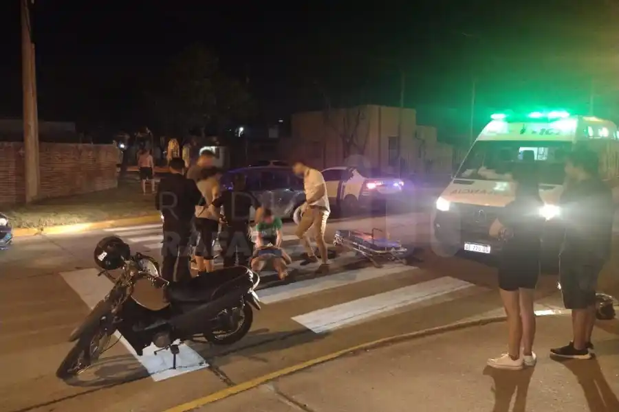Chocó en moto, dejó a un joven herido y se dio a la fuga: el 107 trasladó al lesionado