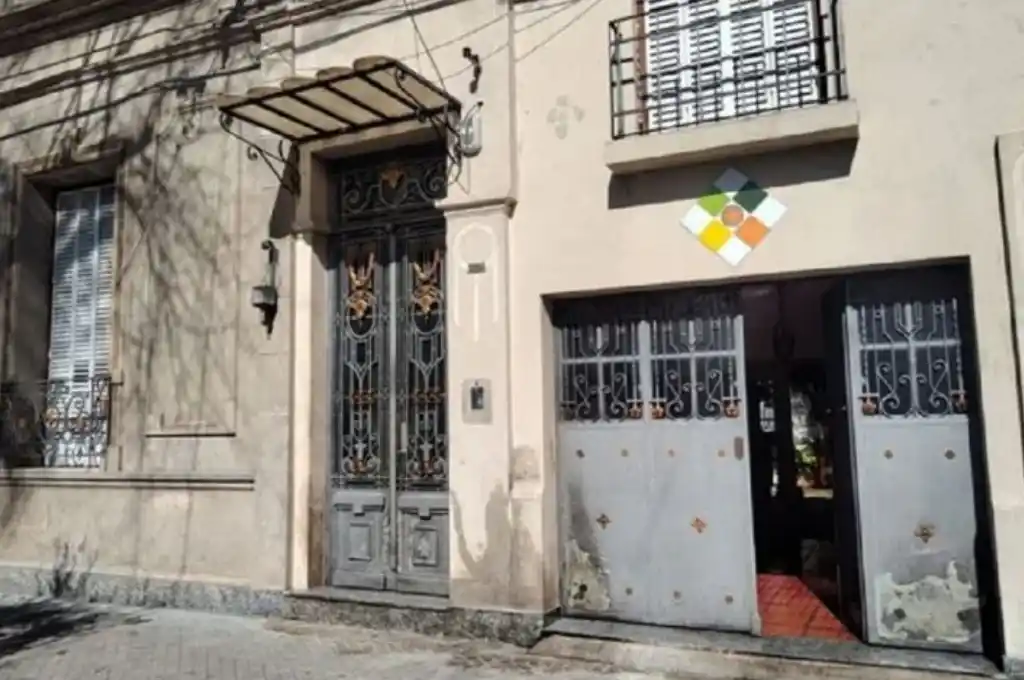 El frente de la casa donde arrojaron la bomba molotov.