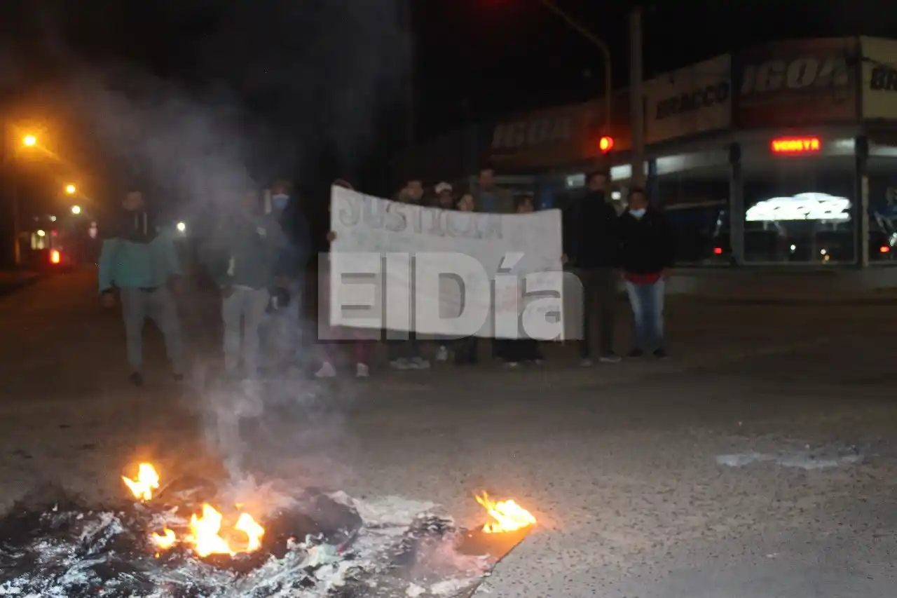 Fuerte protesta pidiendo por la detención del condenado por abuso que está prófugo